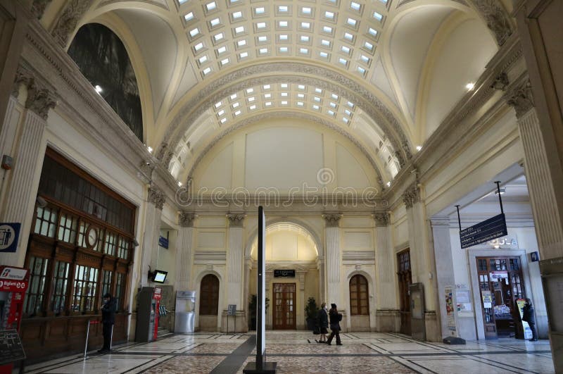 Napoli - Atrio delle partenze nella stazione di Mergellina