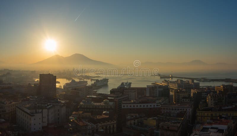 Napoli, Italia Paisaje maravilloso en el volcán de Vesuvio, la bahía y el puerto durante la salida del sol imagen de archivo libre de regalías Napoli, Italia Paisaje maravilloso en el volcán de Vesuvio, la bahía y el puerto durante la salida del sol imagen de archivo libre de regalías