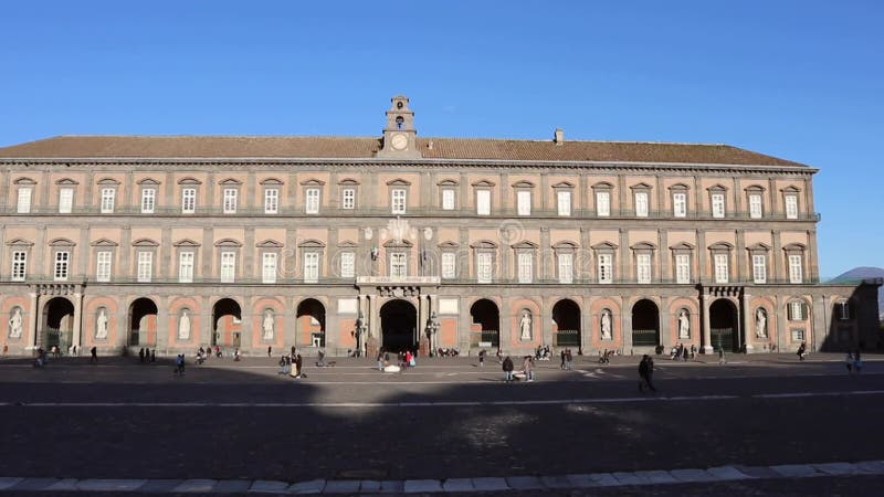 Napoli panoramica di palazzo reale da piazza plebiscito banque de vidéos
