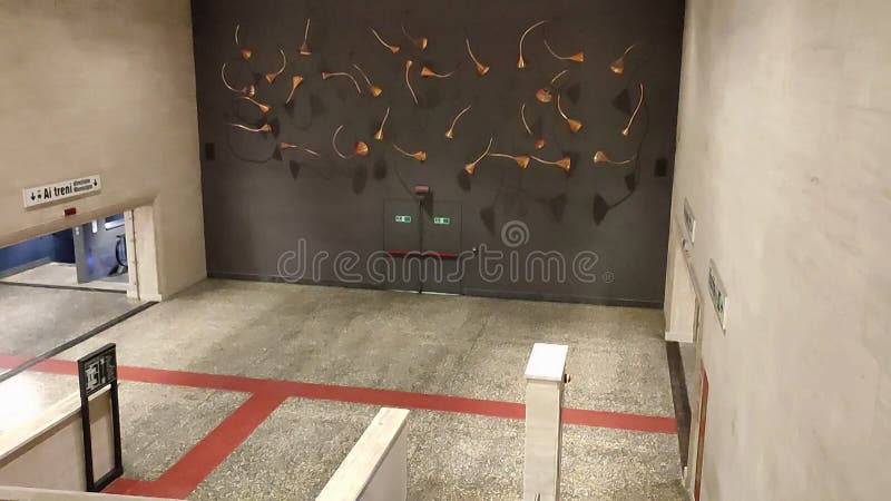 Napoli stazione arco mirelli dalla scala móvil en discesa almacen de metraje de vídeo