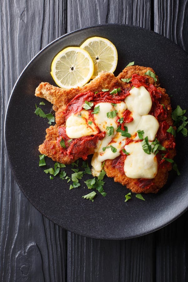 Napolitana van Laï¿ milanesa ½ - eigengemaakte kalfsvleeskotelet met mozarella CH royalty-vrije stock afbeeldingen Napolitana van Laï¿ milanesa ½ - eigengemaakte kalfsvleeskotelet met mozarella CH royalty-vrije stock afbeeldingen