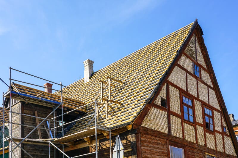 Naprawa konstrukcji dachowych zabytkowego drewnianego domu i wymiana płytek glinianych