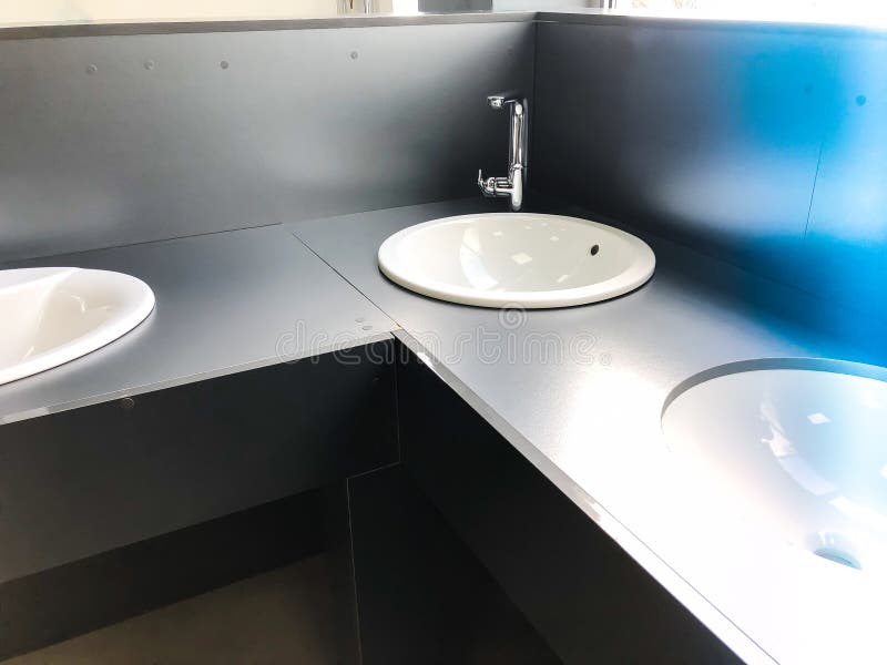 Naprawiania wyposażenie, instalacja wodnokanalizacyjna, klepnięcia i łazienka zlew w Tbilisi, Gruzja obrazy stock Naprawiania wyposażenie, instalacja wodnokanalizacyjna, klepnięcia i łazienka zlew w Tbilisi, Gruzja obrazy stock