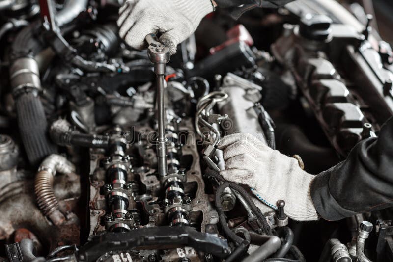 Naprawianie nowożytny silnik diesla, pracownik ręki i narzędzie, Zakończenie auto mechanik pracuje na samochodowym silniku zdjęcia stock Naprawianie nowożytny silnik diesla, pracownik ręki i narzędzie, Zakończenie auto mechanik pracuje na samochodowym silniku zdjęcia stock