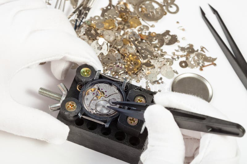 Naprawianie wristwatch z dodatkowymi częściami obraz stock