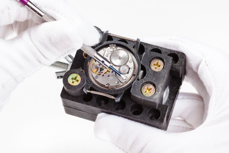 Naprawianie wristwatch z śrubokrętu zakończeniem up zdjęcia stock