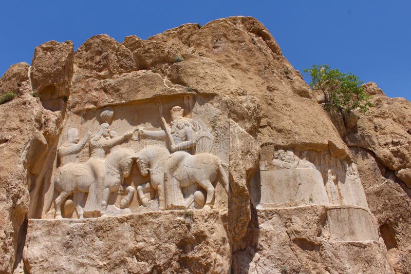 Naqsh-e Rustam, der Iran Felsenentlastung der Einsetzung von Ardashir I lizenzfreie stockfotos Naqsh-e Rustam, der Iran Felsenentlastung der Einsetzung von Ardashir I lizenzfreie stockfotos