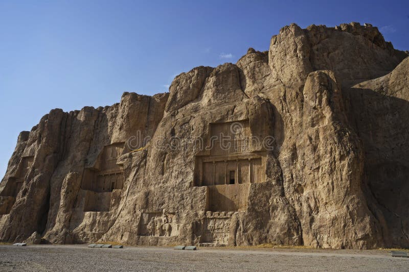 Naqsh-e Rustam Persian vaggar den forntida nekropolen som är nordvästlig av Persepolis i Iran för det Fars landskapet den forntid