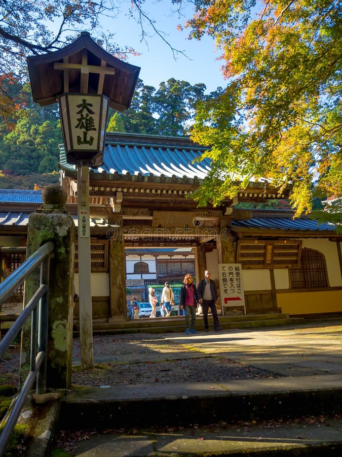 Nara, Giappone - 26 luglio 2017: Gente non identificata all'introduzione del tempio di Todai Ji, a Tokyo fotografia stock
