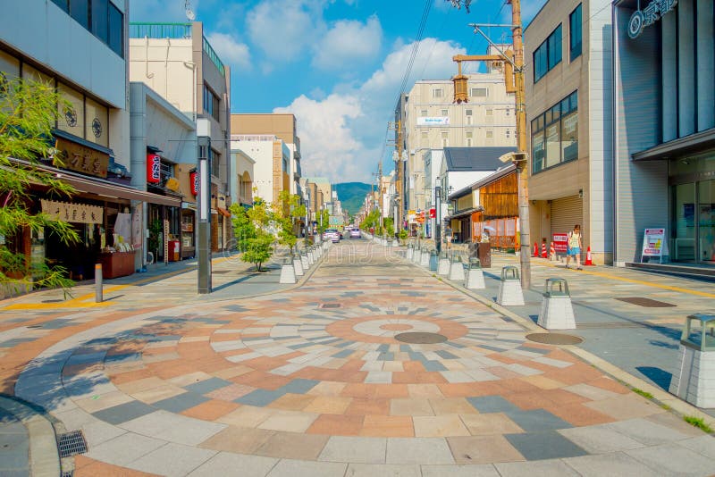 Nara, Giappone - 26 luglio 2017: La gente non identificata che cammina alle vie e visita una zona commerciale a Nara, Giappone me fotografia stock libera da diritti