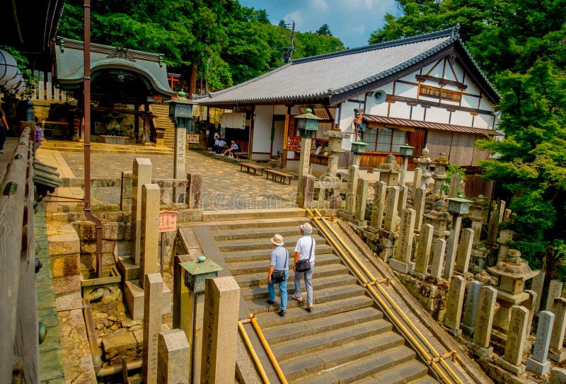 Nara, Giappone - 26 luglio 2017: La gente non identificata che cammina di sopra dentro Nigatsu-fa, tempio di Todai-ji, Nara immagine stock