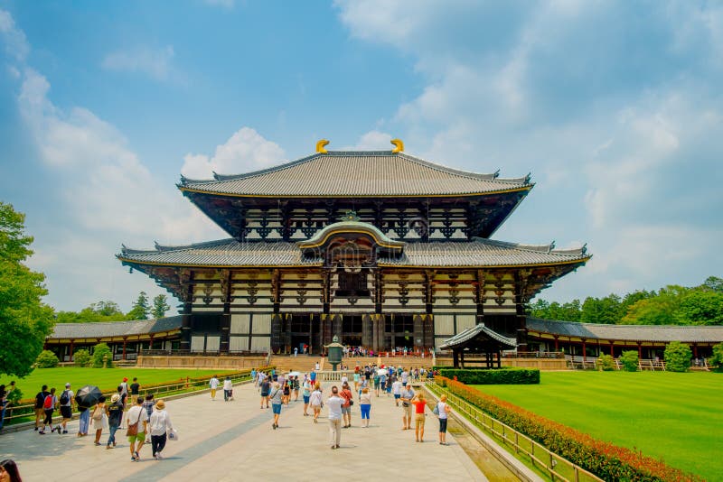 Nara, Giappone - 26 luglio 2017: La gente non identificata che cammina a Todai-ji significa letteralmente il grande tempio orient fotografia stock libera da diritti