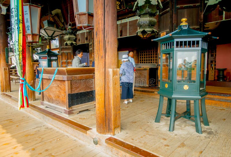 Nara, Giappone - 26 luglio 2017: La gente non identificata nel corridoio di Nigatsu-fa, tempio di Todai-ji, Nara immagine stock libera da diritti