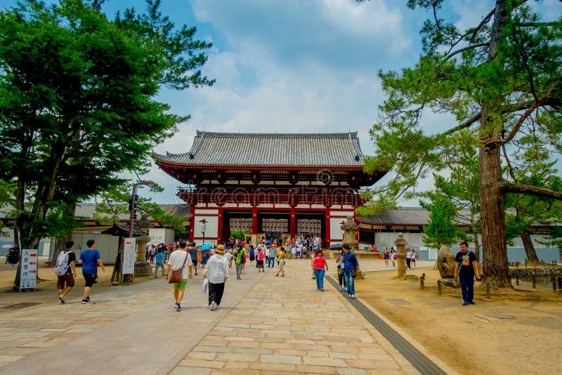 Nara, Giappone - 26 luglio 2017: Nandaimon, il grande portone del sud alla notte Il portone è un elemento architettonico dominant fotografia stock libera da diritti