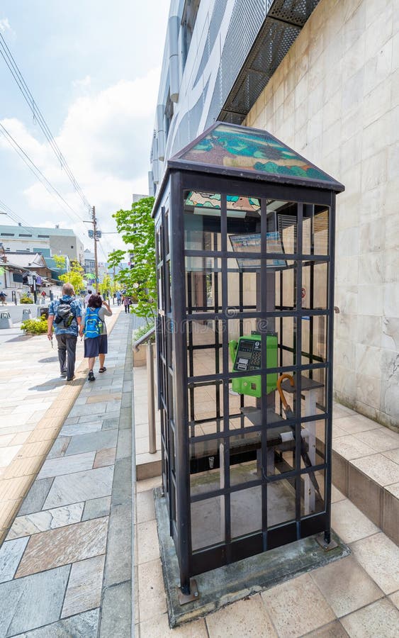 NARA JAPONIA, MAJ, - 31, 2016: Jawnego telefonu budka wzdłuż miasto ulicy fotografia stock NARA JAPONIA, MAJ, - 31, 2016: Jawnego telefonu budka wzdłuż miasto ulicy fotografia stock