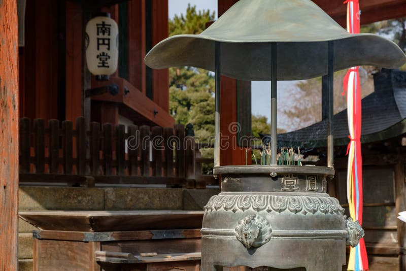 NARA, JAPÃO - 30 DE JANEIRO DE 2018: Suporte de incenso japonês do templo no templo de Nara fotografia de stock royalty free NARA, JAPÃO - 30 DE JANEIRO DE 2018: Suporte de incenso japonês do templo no templo de Nara fotografia de stock royalty free
