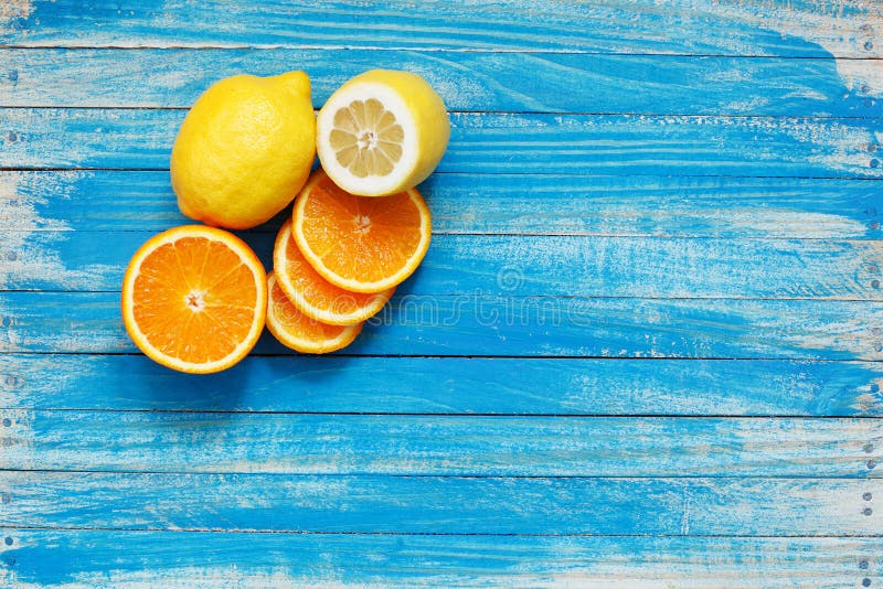 Naranja y limón frescos en la tabla de madera azul foto de archivo libre de regalías Naranja y limón frescos en la tabla de madera azul foto de archivo libre de regalías