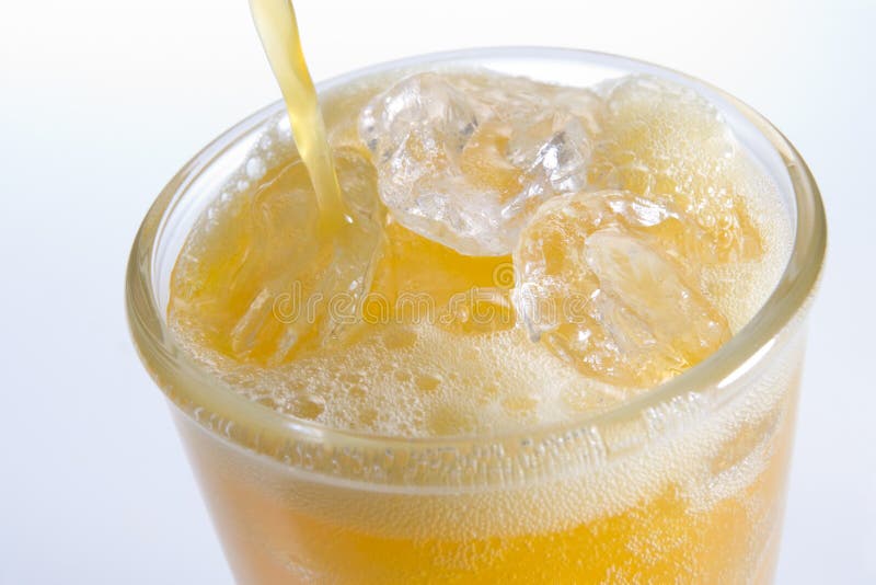Naranjada de colada en un vidrio de hielo fotografía de archivo libre de regalías Naranjada de colada en un vidrio de hielo fotografía de archivo libre de regalías