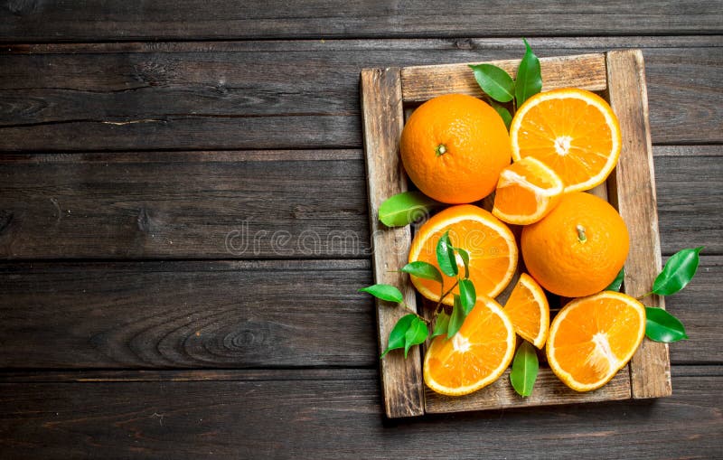 Naranjas cortadas en bandeja imágenes de archivo libres de regalías Naranjas cortadas en bandeja imágenes de archivo libres de regalías