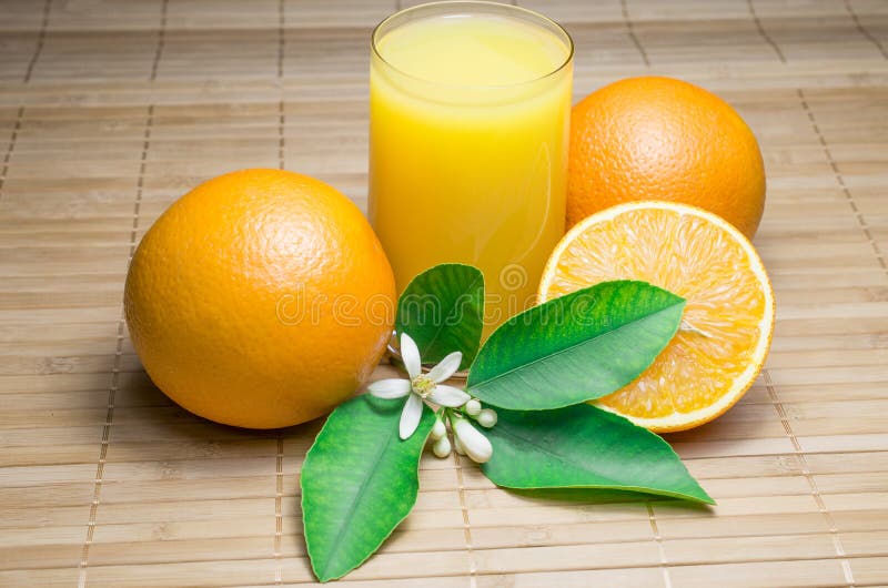 Naranjas en un vector de madera imagen de archivo libre de regalías Naranjas en un vector de madera imagen de archivo libre de regalías