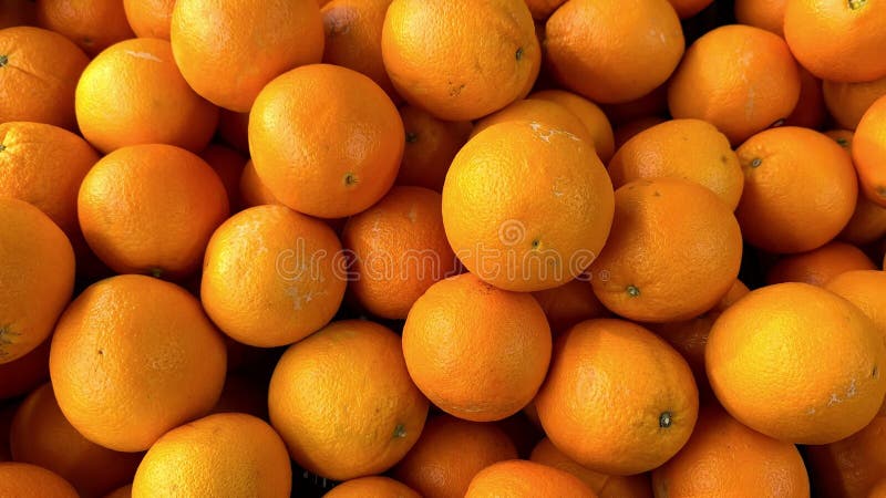 Naranjas jugosas y frescas en el mostrador de la tienda, en una pila encima de la otra almacen de video