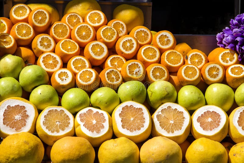 Naranjas maduras y manzanas verdes para recibir el jugo recientemente exprimido para la venta en la calle de Estambul, Turquía imágenes de archivo libres de regalías Naranjas maduras y manzanas verdes para recibir el jugo recientemente exprimido para la venta en la calle de Estambul, Turquía imágenes de archivo libres de regalías