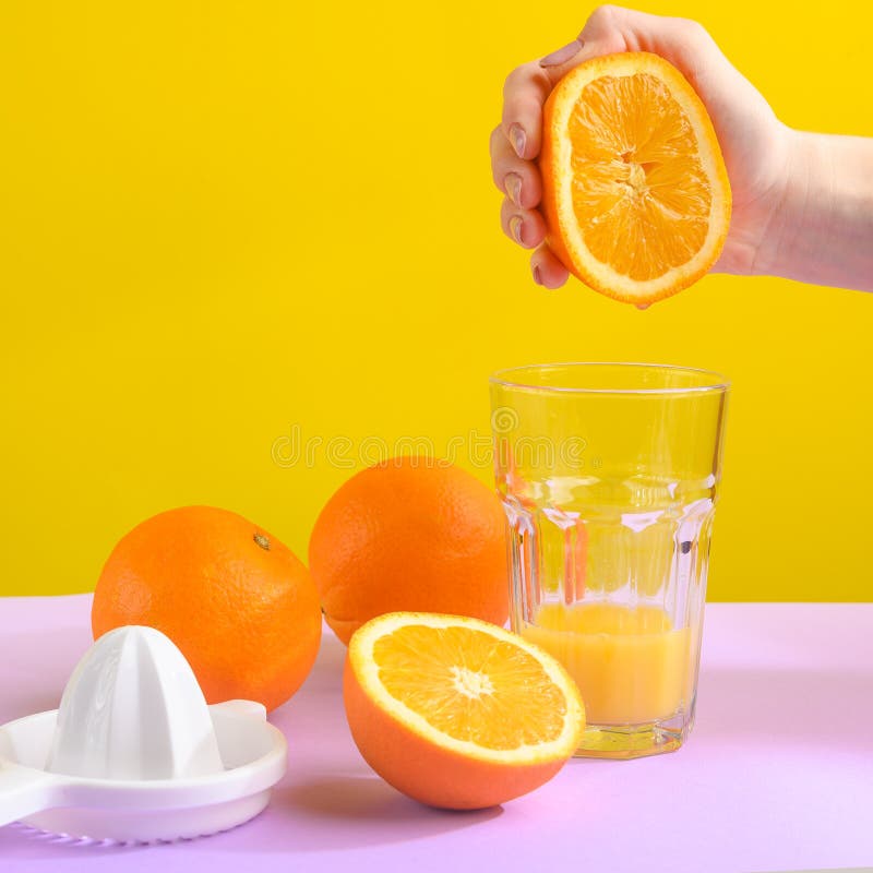 Naranjas, vidrio transparente y jugo Fondo brillante, marco creativo, luz de moda Púrpura y amarilla Plaza Instagram fotos de archivo libres de regalías Naranjas, vidrio transparente y jugo Fondo brillante, marco creativo, luz de moda Púrpura y amarilla Plaza Instagram fotos de archivo libres de regalías