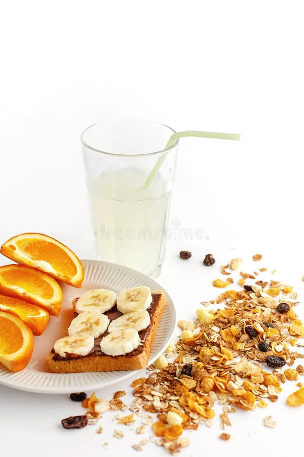 Naranjas y plátano jugosos deliciosos en el pan con el chocolate y f imágenes de archivo libres de regalías Naranjas y plátano jugosos deliciosos en el pan con el chocolate y f imágenes de archivo libres de regalías