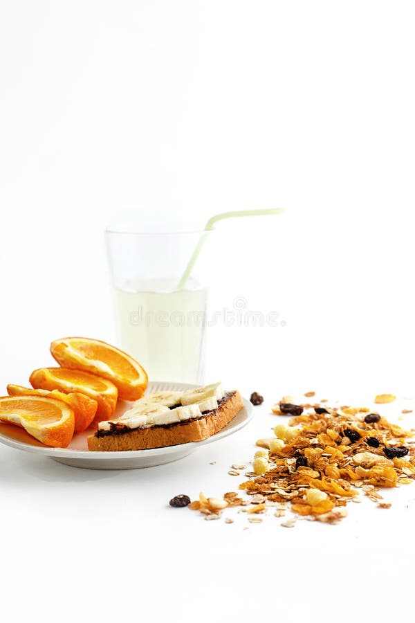 Naranjas y plátano jugosos deliciosos en el pan con el chocolate y f foto de archivo Naranjas y plátano jugosos deliciosos en el pan con el chocolate y f foto de archivo