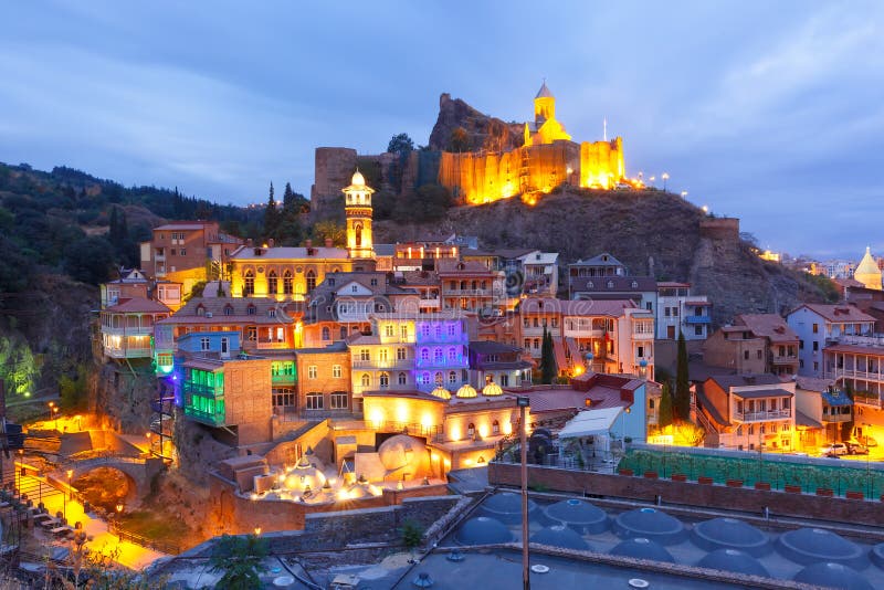 Narikala en Abanotubani bij nacht, Tbilisi, Georgië stock afbeelding Narikala en Abanotubani bij nacht, Tbilisi, Georgië stock afbeelding