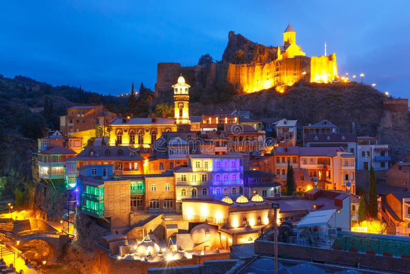 Narikala y Abanotubani en la noche, Tbilisi, Georgia fotografía de archivo libre de regalías Narikala y Abanotubani en la noche, Tbilisi, Georgia fotografía de archivo libre de regalías