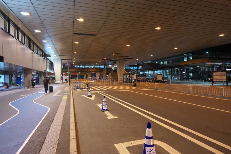 Narita lotniska międzynarodowego pierwszego piętra Śmiertelnie 2 przystanku autobusowego przy nocą zdjęcie stock