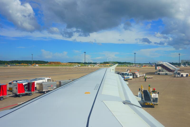 Narita van de vluchtaankomst Internationale NRT luchthaven Leegmakende bagage Het leegmaken van Bagage op Baan stock fotografie Narita van de vluchtaankomst Internationale NRT luchthaven Leegmakende bagage Het leegmaken van Bagage op Baan stock fotografie
