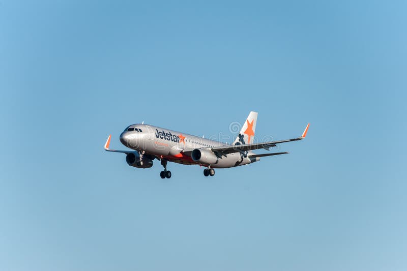 NARITA - ЯПОНИЯ, 25-ОЕ ЯНВАРЯ 2017: Посадка самолета Jetstar в международном авиапорте Narita, Японии стоковые изображения rf