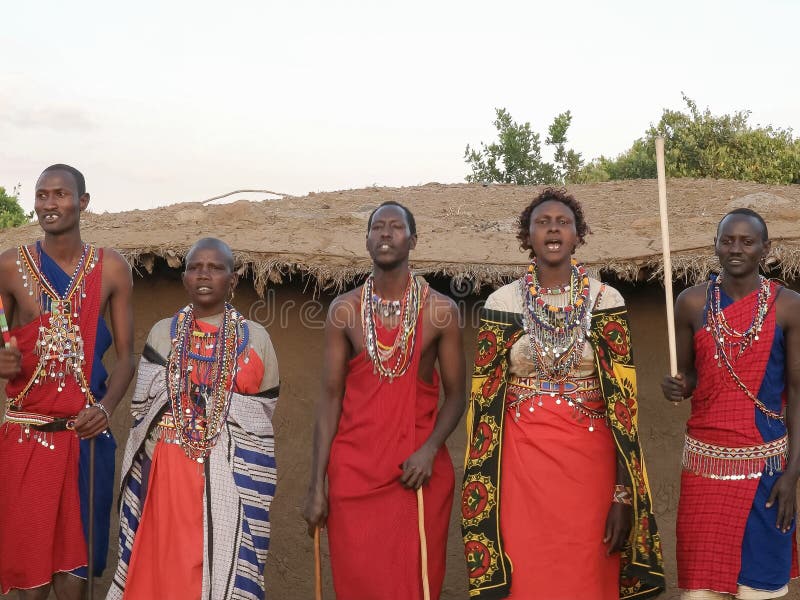 NAROK, KENIA AGOSTO, 28, 2016: mujeres y hombres del maasai que cantan y que bailan imagen de archivo libre de regalías NAROK, KENIA AGOSTO, 28, 2016: mujeres y hombres del maasai que cantan y que bailan imagen de archivo libre de regalías