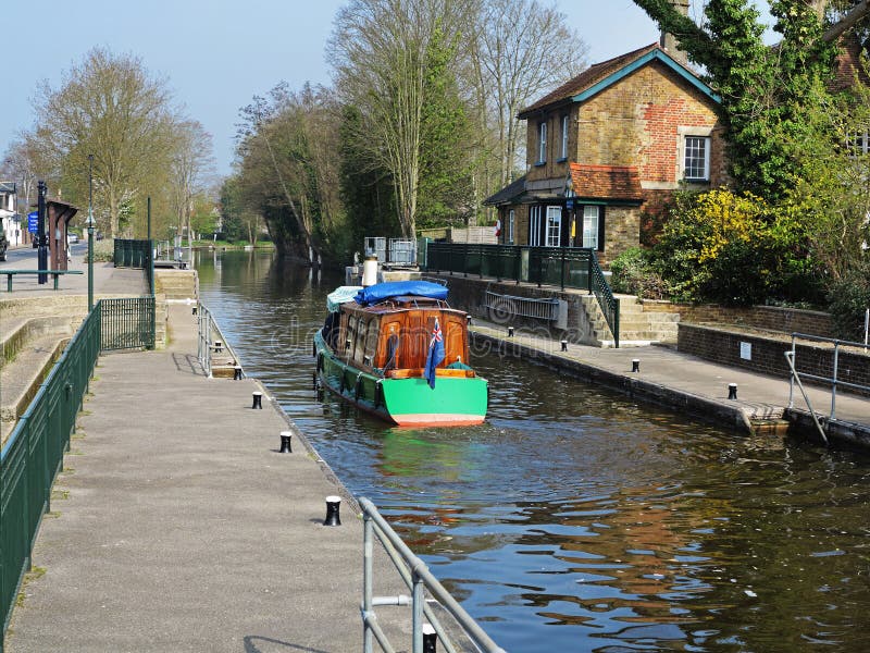 Narrowboat que deja un bloqueo en el río Thames imágenes de archivo libres de regalías Narrowboat que deja un bloqueo en el río Thames imágenes de archivo libres de regalías