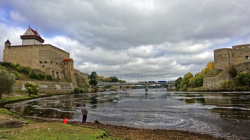 NARVA, ESTONIA - 29 SEPTEMBER 2017:Hermann castle in Narva and Ivangorod fortress near border bridge of Estonia and Russia. royalty free stock images NARVA, ESTONIA - 29 SEPTEMBER 2017:Hermann castle in Narva and Ivangorod fortress near border bridge of Estonia and Russia. royalty free stock images