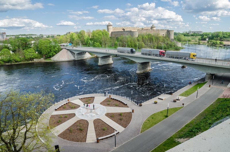 Narva flodinvallning och en härlig sikt av den Ivangorod fästningen och gränsen av Ryssland och den europeiska unionen royaltyfri bild Narva flodinvallning och en härlig sikt av den Ivangorod fästningen och gränsen av Ryssland och den europeiska unionen royaltyfri bild