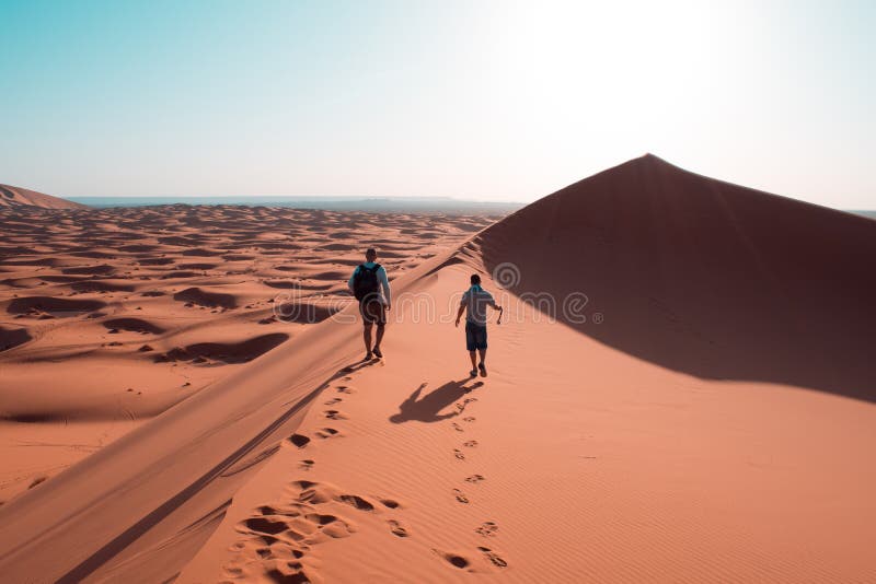 Nas dunas do deserto de Sahara em Marrocos foto de stock Nas dunas do deserto de Sahara em Marrocos foto de stock