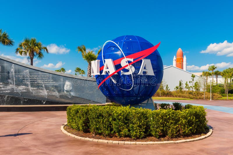 NASA logo na kuli ziemskiej przy centrum lotów kosmicznych imienia johna f. kennedyego Floryda
