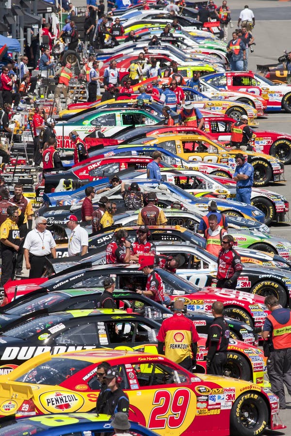 NASCAR: 20 het Ras van de Nacht van de Hulpmiddelen Irwin van augustus royalty-vrije stock afbeeldingen NASCAR: 20 het Ras van de Nacht van de Hulpmiddelen Irwin van augustus royalty-vrije stock afbeeldingen