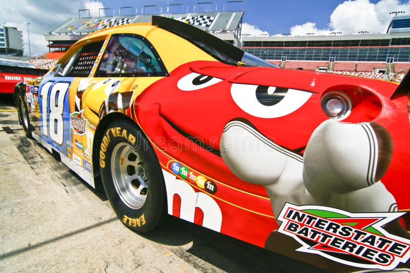 Detalhe Do Carro Real Do Filme Mcqueen Relâmpago Em Cor Vermelha Na Pista  De Corrida Fotografia Editorial - Imagem de desempenho, transporte:  267624612