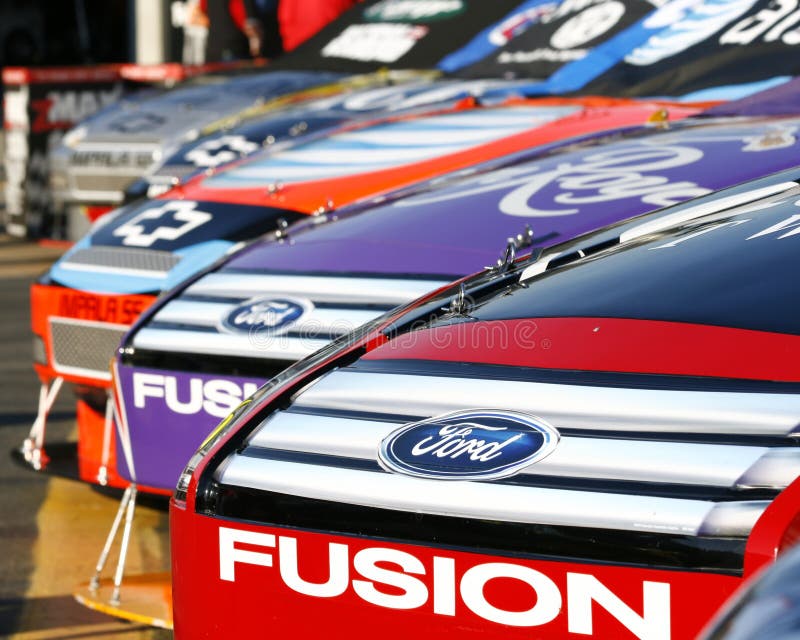 NASCAR - Carros americanos do músculo imagens de stock royalty free NASCAR - Carros americanos do músculo imagens de stock royalty free