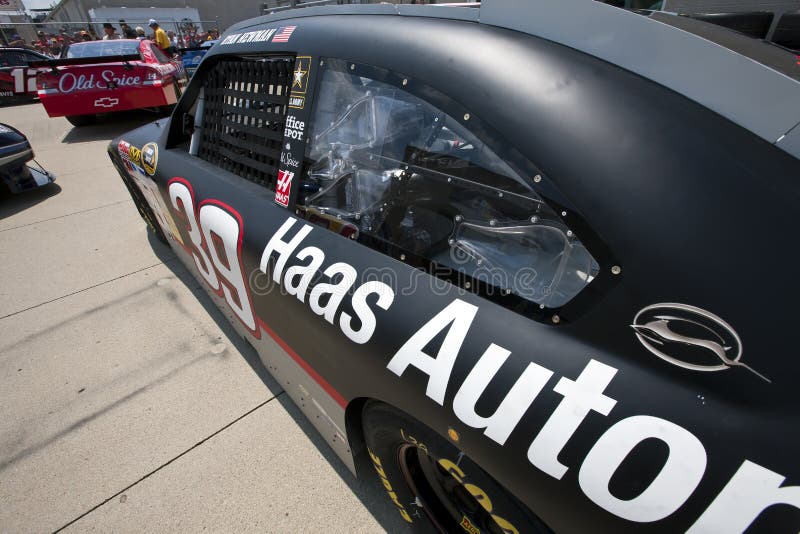 NASCAR: Haas Allstate que compite con 400 en el ladrillar fotos de archivo libres de regalías NASCAR: Haas Allstate que compite con 400 en el ladrillar fotos de archivo libres de regalías
