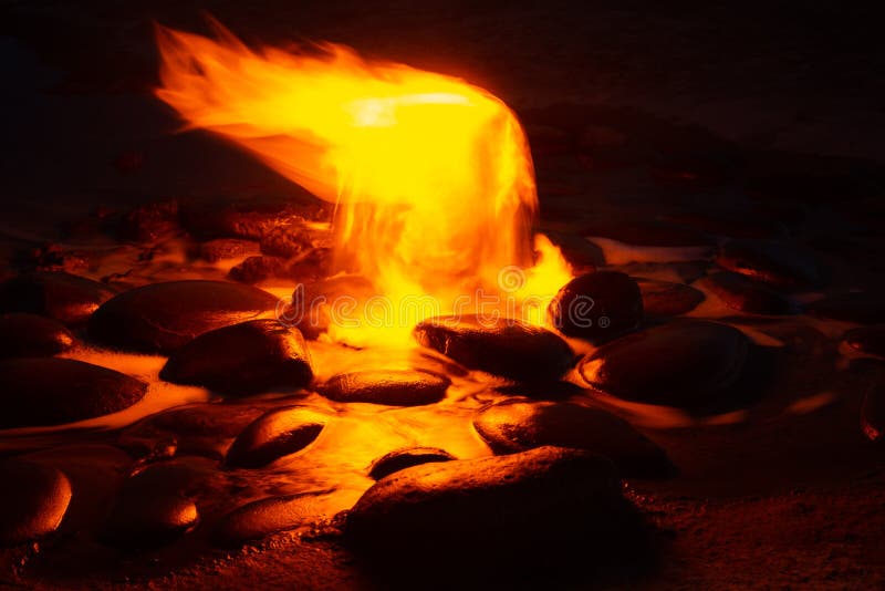 Nascente De água De Incêndio. Metano Em Combustão Na água. Fogo Frio Imagem  de Stock - Imagem de feiticeiro, subterrâneo: 214718589