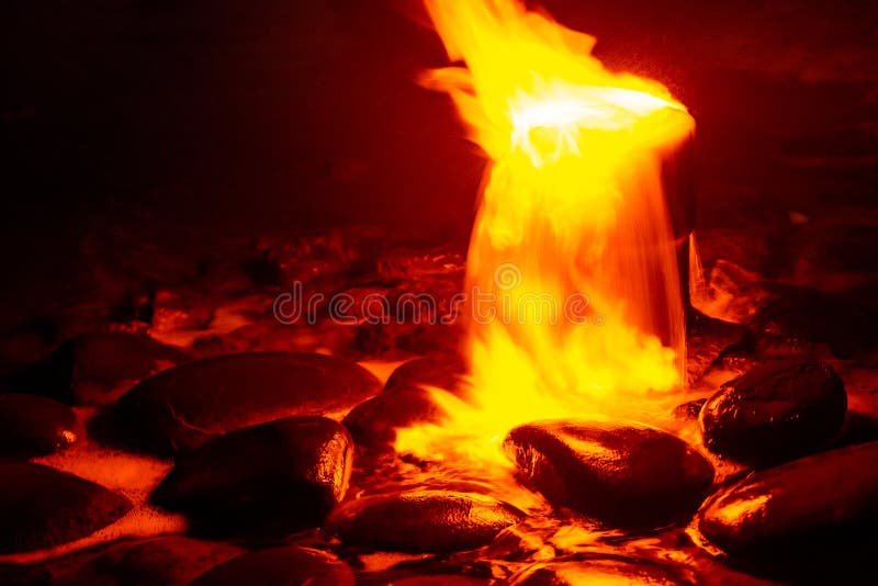 Nascente De água De Incêndio. Metano Em Combustão Na água. Fogo Frio Imagem  de Stock - Imagem de feiticeiro, subterrâneo: 214718589