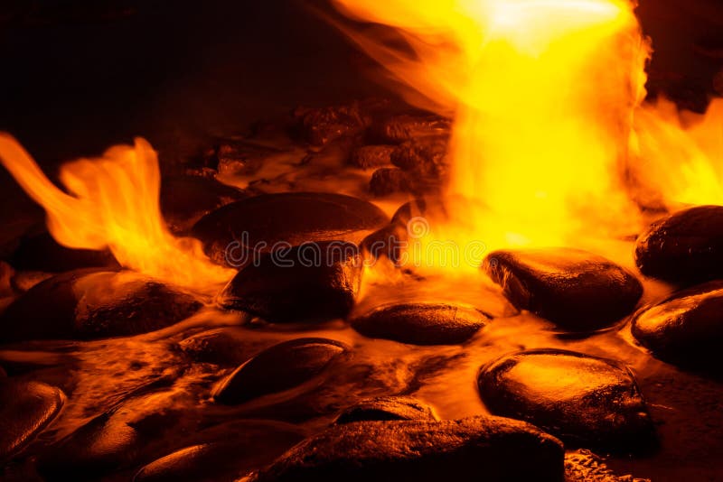 Nascente De água De Incêndio. Metano Em Combustão Na água. Fogo Frio Imagem  de Stock - Imagem de feiticeiro, subterrâneo: 214718589