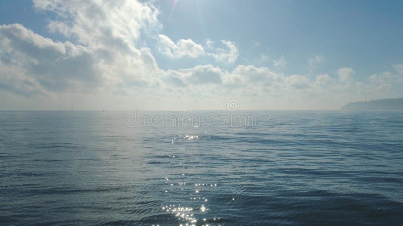 Nascente do mar. ondas onduladas calmas e vídeo brilhante de sol 4k
