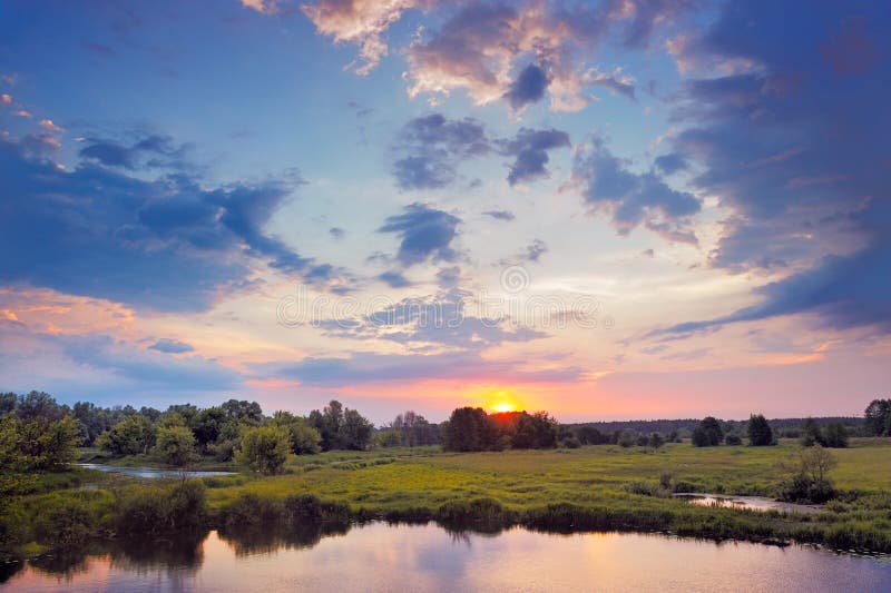 Bela nascer do sol e nuvens dramáticas no céu. fotografia de stock royalty free