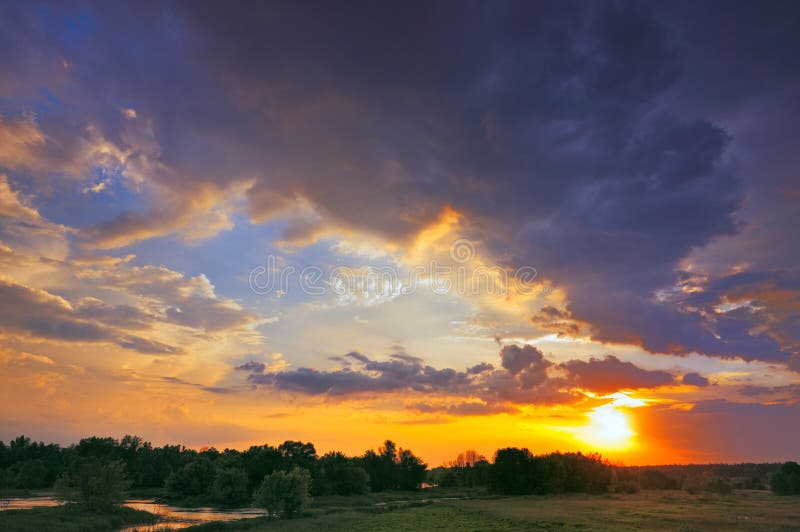 Nascer do sol bonito e nuvens dramáticas no céu. foto de stock royalty free Nascer do sol bonito e nuvens dramáticas no céu. foto de stock royalty free